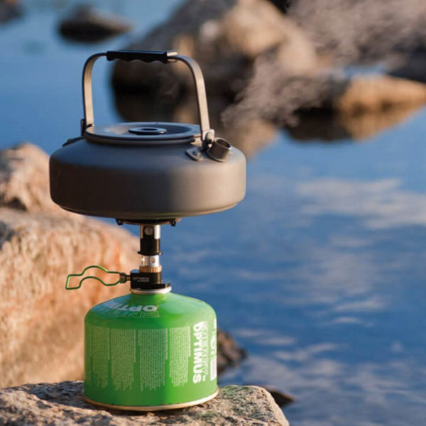 Optimus Terra Kettle est une bouilloire ultra-légère en aluminium anodisé. Cette théière Optimus a une contenance de 0,7 litre et est dotée d’une poignée en plastique. Les dimensions lui permettent d’être glissé dans le set de cuisson Optimus Terra He.