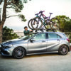 Porte-vélos droit pour un transport sûr et sécurisé Porte-vélos droit au montage ultra rapide et pratique, pour les vélos jusqu'à 20 kg. Chargement rapide et facile du vélo grâce au bras de fixation et aux supports de roue spécialement conçus. Le limiteur de couple de serrage émet un signal clair lorsque le vélo est correctement attaché. Les supports de roue intelligemment conçus fixent fermement les roues avec des sangles en diagonale à décrochage rapide, ce qui assure la stabilité du vélo durant le transport. Montez et fixez le vélo depuis les deux côtés de la voiture grâce au mécanisme facile et sans outil permettant de basculer le porte-vélos d'un côté à l'autre. VOTRE PORTE VELO pour Poé ou Tina Vélo à Nouméa