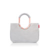 Un allié du quotidien loin d’être un simple sac ! Le loopshopper M est un shopper stylé dont la poignée originale ne laisse personne indifférent. La pochette intérieure très pratique et amovible permet de garder tous les objets essentiels (cosmétiques, téléphone portable, clés, etc.) à portée de main. Voilà un modèle tendance qui mérite une place de choix dans votre collection et deviendra rapidement votre accessoire favori.