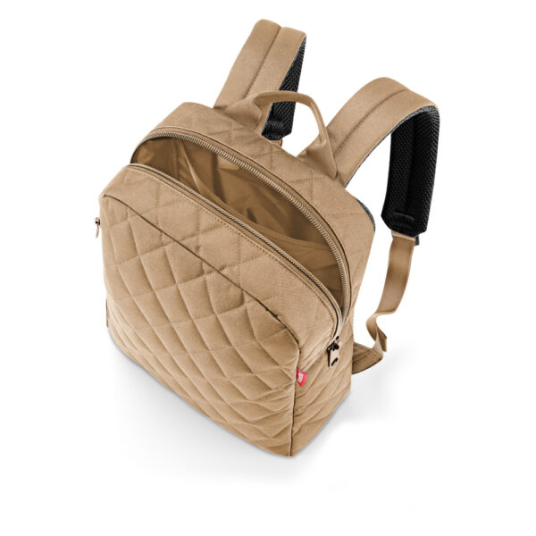 Décontracté et chic à la fois, le classic backpack M est un sac à dos sportif et élégant qui vous accompagne sur le chemin du travail, en virée shopping et en voyage. Dans son astucieuse poche latérale zippée, vous pouvez glisser votre porte-monnaie, vos clés et votre smartphone en toute sécurité et y accéder facilement. Son motif à losanges surpiqués du plus bel effet se marie à merveille avec les tenues classiques et modernes.