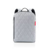 Décontracté et chic à la fois, le classic backpack M est un sac à dos sportif et élégant qui vous accompagne sur le chemin du travail, en virée shopping et en voyage. Dans son astucieuse poche latérale zippée, vous pouvez glisser votre porte-monnaie, vos clés et votre smartphone en toute sécurité et y accéder facilement. Son motif à losanges surpiqués du plus bel effet se marie à merveille avec les tenues classiques et modernes.