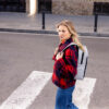 Décontracté et chic à la fois, le classic backpack M est un sac à dos sportif et élégant qui vous accompagne sur le chemin du travail, en virée shopping et en voyage. Dans son astucieuse poche latérale zippée, vous pouvez glisser votre porte-monnaie, vos clés et votre smartphone en toute sécurité et y accéder facilement. Son motif à losanges surpiqués du plus bel effet se marie à merveille avec les tenues classiques et modernes.