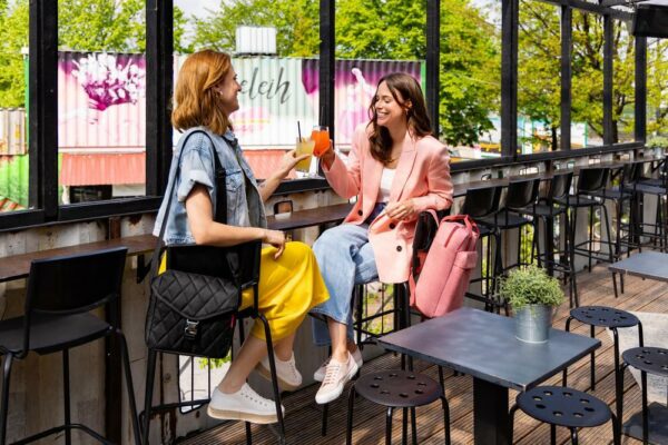 Deux en un. Sac à dos ou cabas ? Plus besoin de choisir ! Le allday backpack M est polyvalent. Sa forme, son style et sa taille en font le compagnon idéal au quotidien. Et il est parfait pour aller au bureau, à l’université ou à l’école puisqu’il dispose d’un compartiment rembourré pour l’ordinateur portable.