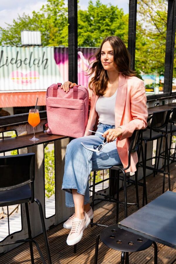 Deux en un. Sac à dos ou cabas ? Plus besoin de choisir ! Le allday backpack M est polyvalent. Sa forme, son style et sa taille en font le compagnon idéal au quotidien. Et il est parfait pour aller au bureau, à l’université ou à l’école puisqu’il dispose d’un compartiment rembourré pour l’ordinateur portable.