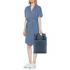 Deux en un. Sac à dos ou cabas ? Plus besoin de choisir ! Le allday backpack M est polyvalent. Sa forme, son style et sa taille en font le compagnon idéal au quotidien. Et il est parfait pour aller au bureau, à l’université ou à l’école puisqu’il dispose d’un compartiment rembourré pour l’ordinateur portable.