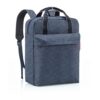 Deux en un. Sac à dos ou cabas ? Plus besoin de choisir ! Le allday backpack M est polyvalent. Sa forme, son style et sa taille en font le compagnon idéal au quotidien. Et il est parfait pour aller au bureau, à l’université ou à l’école puisqu’il dispose d’un compartiment rembourré pour l’ordinateur portable.