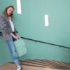 Deux en un. Sac à dos ou cabas ? Plus besoin de choisir ! Le allday backpack M est polyvalent. Sa forme, son style et sa taille en font le compagnon idéal au quotidien. Et il est parfait pour aller au bureau, à l’université ou à l’école puisqu’il dispose d’un compartiment rembourré pour l’ordinateur portable.