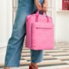 Le allday backpack M iso de reisenthel est un véritable tout-en-un : avec lui, vous disposez à la fois d’un sac à dos élégant et d’un sac isotherme ! L’isolant épais du comportement principal vous garantit une excellente isolation thermique. Ce compagnon véritablement flexible ravira tous ceux qui aiment savourer leurs en-cas et boissons bien frais au quotidien ou pendant leurs sorties. Parfait pour Nouméa, pour les ilots de Nouvelle calédonie.
