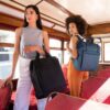 Deux en un. Sac à dos ou cabas ? Plus besoin de choisir ! Le allday backpack M est polyvalent. Sa forme, son style et sa taille en font le compagnon idéal au quotidien. Et il est parfait pour aller au bureau, à l’université ou à l’école puisqu’il dispose d’un compartiment rembourré pour l’ordinateur portable.