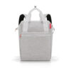 La mobilité en tout point ! L’allrounder R de reisenthel est l’accessoire idéal pour le travail et le temps libre. L’astucieux principe 2 en 1 (sac cabas pratique et sac à dos) séduit en voyage de même que sur le chemin de l’université ou du bureau.