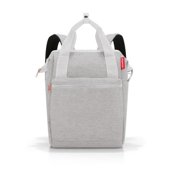 La mobilité en tout point ! L’allrounder R de reisenthel est l’accessoire idéal pour le travail et le temps libre. L’astucieux principe 2 en 1 (sac cabas pratique et sac à dos) séduit en voyage de même que sur le chemin de l’université ou du bureau.