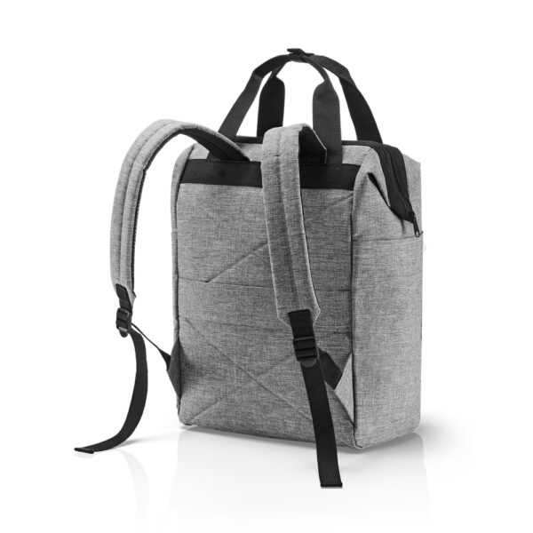 La mobilité en tout point ! L’allrounder R de reisenthel est l’accessoire idéal pour le travail et le temps libre. L’astucieux principe 2 en 1 (sac cabas pratique et sac à dos) séduit en voyage de même que sur le chemin de l’université ou du bureau.