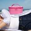 À la recherche de fraîcheur : le sac isotherme stylé. Sortie à la plage ou pique-nique dans le parc : idéal pour se rafraîchir en cours de route. Maintient au frais plus longtemps grâce à l’épaisse couche isolante. Servis bien frais : conservez vos boissons et aliments au frais pendant plusieurs heures. Doublure isotherme en feuille d’aluminium haut de gamme: Pour garantir une fraîcheur optimale. Se nettoie facilement à l’aide d’un chiffon humide Poignée de transport sur l’abattant: Pratique pour l’emporter partout; A VOUS l'ilot Ténia ou Signal en Nouvelle Calédonie