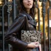 La case 1 se glisse dans n’importe quel sac à main et devient notre pochette cosmétique préférée au quotidien. Ultraplate, elle offre pourtant assez de place pour emporter partout avec soi les cosmétiques et autres petites choses nécessaires au quotidien.