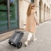 Il a tout prévu !Faire des courses ? C’est parti ! Ce cabas à roulettes astucieux s’en charge. Le citycruiser rack associé au sac équipé de grandes roues silencieuses a de nombreux atouts. Il est à la fois spacieux, robuste et peut même se replier. La poignée télescopique aux multiples réglages apporte un confort supplémentaire indéniable, car elle permet un ajustement parfait à la hauteur souhaitée. Le logo réfléchissant quant à lui garantit une meilleure visibilité dans l’obscurité. Impressionnant !