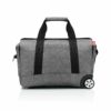 Futur best-seller en vue ! Chouchou des voyageurs, le allrounder L se dote de roulettes pour faciliter le transport de charges lourdes. Cette petite merveille de rangement se transforme désormais en un trolley très pratique. Un look décontracté pour une fonctionnalité optimale : jamais voyager n’aura été aussi simple ! Keep on movin´… aircalin aircaledonie