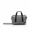 Futur best-seller en vue ! Chouchou des voyageurs, le allrounder L se dote de roulettes pour faciliter le transport de charges lourdes. Cette petite merveille de rangement se transforme désormais en un trolley très pratique. Un look décontracté pour une fonctionnalité optimale : jamais voyager n’aura été aussi simple ! Keep on movin´… aircalin aircaledonie
