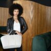 En solo ou associé au carrybag, au shopping basket ou à d’autres paniers à provisions signés reisenthel, le coolerbag est un sac isotherme fiable grâce à son isolant épais. Avec lui, en balade ou en pique-nique, vos repas restent bien au frais ! Le marché de Port Moselle à Nouméa vous attend