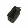 Un classique revisité. La trousse de toilette idéale pour partir en voyage et ranger vos produits de soin et votre maquillage. Robustesse et compartiment principal spacieux. Très pratique pour ranger vos produits cosmétiques avec style lors de vos déplacements. Stable et confortable grâce à l’armature métallique intégrée: L’armature métallique empêche la trousse de se replier et permet de bien voir le contenu. On trouve facilement ce que l’on cherche. 3 compartiments sur le côté intérieur: Pour tout ce qui doit être rangé à sa place et rapidement accessible 1 poche intérieure zippée: Pour ranger les petits objets Dragonne: Bonne prise en main et facile à transporter
