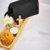 Un classique revisité. La trousse de toilette idéale pour partir en voyage et ranger vos produits de soin et votre maquillage. Robustesse et compartiment principal spacieux. Très pratique pour ranger vos produits cosmétiques avec style lors de vos déplacements. Stable et confortable grâce à l’armature métallique intégrée: L’armature métallique empêche la trousse de se replier et permet de bien voir le contenu. On trouve facilement ce que l’on cherche. 3 compartiments sur le côté intérieur: Pour tout ce qui doit être rangé à sa place et rapidement accessible 1 poche intérieure zippée: Pour ranger les petits objets Dragonne: Bonne prise en main et facile à transporter