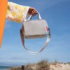 À la recherche de fraîcheur : le sac isotherme stylé à porter à l’épaule. Sortie à la plage ou pique-nique dans le parc : idéal pour se rafraîchir en cours de route. Maintient au frais plus longtemps grâce à l’épaisse couche isolante. Servis bien frais : conservez vos boissons et aliments au frais pendant plusieurs heures. Doublure isotherme en feuille d’aluminium haut de gamme : Pour garantir une fraîcheur optimale. Se nettoie facilement à l’aide d’un chiffon humide Hermétique et doté d’une fermeture zippée: Garantit une bonne étanchéité et une ouverture et une fermeture faciles 2 poignées de transport: Pour le porter confortablement à la main Bandoulière réglable non amovible: Ajustable individuellement Grand compartiment principal avec poche de rangement intérieure en filet: Pour les aliments et les boissons et pour ranger couverts et serviettes à part