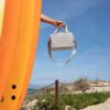 À la recherche de fraîcheur : le sac isotherme stylé à porter à l’épaule. Sortie à la plage ou pique-nique dans le parc : idéal pour se rafraîchir en cours de route. Maintient au frais plus longtemps grâce à l’épaisse couche isolante. Servis bien frais : conservez vos boissons et aliments au frais pendant plusieurs heures. Doublure isotherme en feuille d’aluminium haut de gamme : Pour garantir une fraîcheur optimale. Se nettoie facilement à l’aide d’un chiffon humide Hermétique et doté d’une fermeture zippée: Garantit une bonne étanchéité et une ouverture et une fermeture faciles 2 poignées de transport: Pour le porter confortablement à la main Bandoulière réglable non amovible: Ajustable individuellement Grand compartiment principal avec poche de rangement intérieure en filet: Pour les aliments et les boissons et pour ranger couverts et serviettes à part; Marché de Nouméa ou pique nique James Cook Nouméa... Au choix pour le bureau