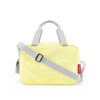 À la recherche de fraîcheur : le sac isotherme stylé à porter à l’épaule. Sortie à la plage ou pique-nique dans le parc : idéal pour se rafraîchir en cours de route. Maintient au frais plus longtemps grâce à l’épaisse couche isolante. Servis bien frais : conservez vos boissons et aliments au frais pendant plusieurs heures. Doublure isotherme en feuille d’aluminium haut de gamme : Pour garantir une fraîcheur optimale. Se nettoie facilement à l’aide d’un chiffon humide Hermétique et doté d’une fermeture zippée: Garantit une bonne étanchéité et une ouverture et une fermeture faciles 2 poignées de transport: Pour le porter confortablement à la main Bandoulière réglable non amovible: Ajustable individuellement Grand compartiment principal avec poche de rangement intérieure en filet: Pour les aliments et les boissons et pour ranger couverts et serviettes à part; Marché de Nouméa ou pique nique James Cook Nouméa... Au choix pour le bureau