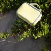 À la recherche de fraîcheur : le sac isotherme stylé à porter à l’épaule. Sortie à la plage ou pique-nique dans le parc : idéal pour se rafraîchir en cours de route. Maintient au frais plus longtemps grâce à l’épaisse couche isolante. Servis bien frais : conservez vos boissons et aliments au frais pendant plusieurs heures. Doublure isotherme en feuille d’aluminium haut de gamme : Pour garantir une fraîcheur optimale. Se nettoie facilement à l’aide d’un chiffon humide Hermétique et doté d’une fermeture zippée: Garantit une bonne étanchéité et une ouverture et une fermeture faciles 2 poignées de transport: Pour le porter confortablement à la main Bandoulière réglable non amovible: Ajustable individuellement Grand compartiment principal avec poche de rangement intérieure en filet: Pour les aliments et les boissons et pour ranger couverts et serviettes à part; Marché de Nouméa ou pique nique James Cook Nouméa... Au choix pour le bureau