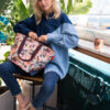Un sac toujours à la hauteur ? Le shopper M en le parfait exemple ! Avec ses lignes épurées et classiques, il est parfait et ultrapratique au quotidien. Un must have !