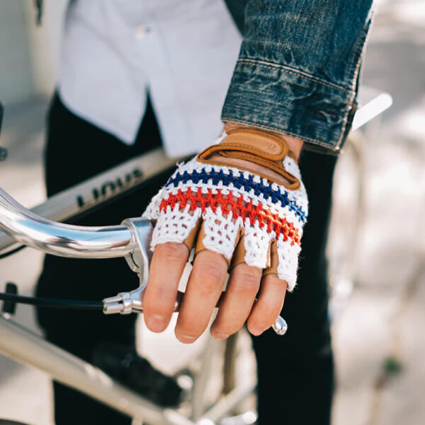 Conçus pour la conduite, mais techniquement sobres, nos gants de cyclisme de style vintage offrent un ajustement confortable et un amorti essentiel pour la route à venir