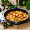 DESCRIPTION DU PRODUIT : TREK N EAT - REPAS STÉRILISÉ - SAUTÉ DE BŒUF AUX LÉGUMES Après une journée à crapahuter en pleine nature, votre corps réclame un repas chaud, nourrissant et facile à préparer. Le sauté de bœuf aux légumes Trek'N Eat est là pour répondre à cet appel ! Avec ses 350 g de pur réconfort, sauté de bœuf aux légumes Trek'N Eat stérilisé vous offre une portion généreuse de bœuf tendre et de légumes savoureux, parfaitement équilibrés pour recharger vos batteries. Pensé pour les aventuriers en quête de praticité, il suffit de le réchauffer au bain-marie ou à la casserole, et hop, vous profitez d’un repas complet en quelques minutes, sans prise de tête. Et pas besoin de surveiller la date de péremption : grâce à sa conservation de 3 ans, il vous attend sagement dans votre sac, votre van ou même au bureau, prêt à vous régaler quand l’appel de l’aventure (ou de la faim) se fait sentir ! Avec 423 kcal bien réparties, il vous apporte toute l’énergie nécessaire pour repartir d’un bon pied. Simple, efficace et surtout délicieux, ce sauté de bœuf aux légumes est l’allié parfait des randonneurs affamés et des explorateurs modernes ! Pour quels usages est fait le repas stérilisé sauté de bœuf aux légumes Trek N Eat ? Randonnée et bivouac Camping Dépannage à la maison Cuisine en van Expédition Caractéristiques du repas stérilisé sauté de bœuf aux légumes Trek N Eat : Valeur énergétique pour 100 g : 121 Kcal Allergènes : peut contenir des traces de gluten. Poids avec emballage : 383 g Poids net : 350 g Sachet ouverture à encoches Nombre de portions : 1 Temps de préparation : 10 minutes Ingrédients : eau, légumes en quantités variables 36% (petits pois, pommes de terre, carottes, haricots verts), viande de boeuf 20%, huile de tournesol, concentré de tomates, sel, amidon, épices, oignon, épaississants: E415, ail Mode de préparation : prêt à manger après réchauffage (bain marie, casserole ou encore dans un plat adapté au four à micro-ondes, temps variable selon le mode de chauffe choisi)