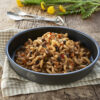 Repas lyophilisé composé de pâtes et de boeuf. Rajoutez 320 ml d'eau bouillante et dégustez !