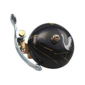 SUZU Bell Hand Painted : Un savoir-faire japonais au service de votre vélo Fabriquée au Japon, la SUZU Bell Steel est déclinée en coloris : argent, cuivre, doré et noir. Cette sonnette offre une sonorité puissante et cristalline, spécifique à son matériau. Avec un dôme de 45 mm de couleur unie, elle est un accessoire fonctionnel qui reflète l'excellence de l'artisanat japonais.