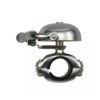 SUZU Bell Hand Painted : Un savoir-faire japonais au service de votre vélo Fabriquée au Japon, la SUZU Bell Steel est déclinée en coloris : argent, cuivre, doré et noir. Cette sonnette offre une sonorité puissante et cristalline, spécifique à son matériau. Avec un dôme de 45 mm de couleur unie, elle est un accessoire fonctionnel qui reflète l'excellence de l'artisanat japonais.