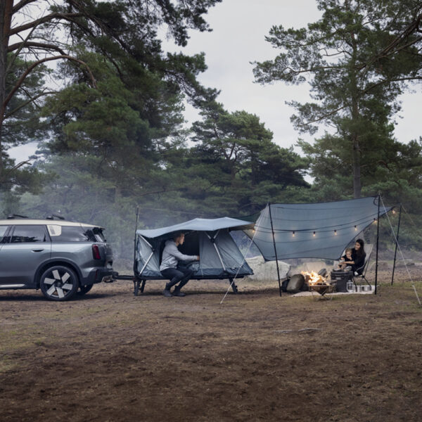 LA TENTE AUVENT tarp Thule Starset offre une protection supérieure contre la pluie, le soleil et le vent, améliorant votre expérience de camping en plein air. Conçu pour être utilisée soit indépendamment, soit en combinaison avec la tente de voiture montée sur barre de remorquage Thule Outset, le tarp Thule Starset offre un espace polyvalent et protégé des intempéries où que votre aventure vous mène.