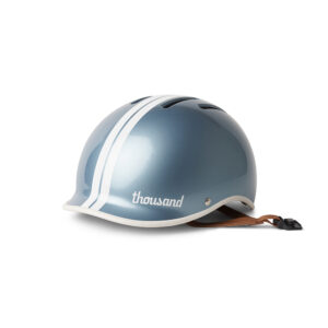 Casque vélo ville Heritage 2.0 Thousand 54 à 62 cm Développé pour renforcer la sécurité du cycliste, le casque vélo Thousand Heritage est conforme à la norme CE EN1078 et convient aussi pour le skate ! A vous Sainte Marie ! Il assure la protection de la tête en cas de chute. La coque est protectrice et s'adapte à différents tours de tête selon la taille choisie (à bien sélectionner lors de l'ajout au panier) : S : 54 à 57 cm, pour un poids de 410 g M : 57 à 59 cm, pour un poids de 460 g L : 59 à 62 cm, pour un poids de 490 g Ce casque vélo comprend des rembourrages intérieurs et un système de molette arrière permettant de l'ajuster avec précision au crâne. Les sangles latérales sont aussi facilement réglables. De plus, elles se ferment rapidement d'une main, et sans risque de se pincer, par une boucle magnétique. Consultez notre vidéo plus bas pour tous les détails. Casque Heritage 2.0 confortable et tendance pour cycliste urbain Côté confort, on retrouve sur le casque Heritage 2.0 Thousand : possède plus d'aérations que son ancienne version La forme du casque a été revue pour un meilleur ajustement Une mini visière intégrée contre le soleil et les petites gouttes de pluie. Des sangles en cuir végan contre la transpiration. Autre spécificité bien pratique, ce casque comprend un cache détachable. Il sert à faire passer un antivol de casque, U ou câble, pour préserver votre matériel à l'arrêt. À la fois tendance et élégant, ce casque Thousand Heritage est de coloris bleu navy avec des lanières marron. Il a été designé avec un look minimaliste pour le skate et vélo urbain, idéal notamment pour les vélotafeurs. Un style inspiré de la simplicité des casques de motos vintages et des coloris des années 50 et 60.