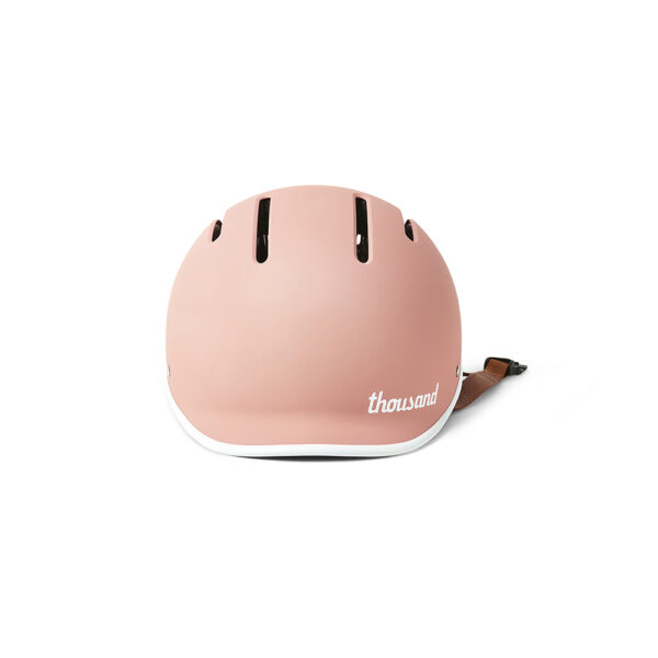 Conçue pour les enfants, par des enfants (dans l'âme), la collection Thousand Jr. Collection offre tout ce dont votre enfant a besoin pour rester en sécurité et exprimer son style unique sur la route. Conçue pour permettre aux enfants de rêver en grand, de s'exprimer et de créer leur propre monde, la collection est personnalisable, certifiée en matière de sécurité et conçue pour grandir avec votre enfant, pour des années de plaisir et de conduite en toute sécurité. Caractéristiques du produit Comprend le pack d'autocollants amovibles et réfléchissants Thousand Jr. pour encourager la créativité. Le système d'ajustement à cadran permet des réglages précis et permet au casque de grandir avec votre enfant. Sangles en cuir végétalien avec mentonnière pour plus de confort Fermeture magnétique d'une seule main, sans pincement 6 aérations et canaux de refroidissement intérieurs pour une ventilation active Coloris présentant des finitions et des matériaux haut de gamme, notamment soft touch et metallic gloss Casque léger de 390 g Convient à des tours de tête allant de 49 cm à 53 cm Conforme à la norme de sécurité CPSC des États-Unis pour les casques de vélo destinés aux personnes âgées de 5 ans et plus. Certifié pour les normes CE, CPSC et ASTM pour le cyclisme, le patinage à roulettes et le skateboard.