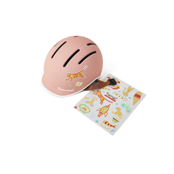 Conçue pour les enfants, par des enfants (dans l'âme), la collection Thousand Jr. Collection offre tout ce dont votre enfant a besoin pour rester en sécurité et exprimer son style unique sur la route. Conçue pour permettre aux enfants de rêver en grand, de s'exprimer et de créer leur propre monde, la collection est personnalisable, certifiée en matière de sécurité et conçue pour grandir avec votre enfant, pour des années de plaisir et de conduite en toute sécurité. Caractéristiques du produit Comprend le pack d'autocollants amovibles et réfléchissants Thousand Jr. pour encourager la créativité. Le système d'ajustement à cadran permet des réglages précis et permet au casque de grandir avec votre enfant. Sangles en cuir végétalien avec mentonnière pour plus de confort Fermeture magnétique d'une seule main, sans pincement 6 aérations et canaux de refroidissement intérieurs pour une ventilation active Coloris présentant des finitions et des matériaux haut de gamme, notamment soft touch et metallic gloss Casque léger de 390 g Convient à des tours de tête allant de 49 cm à 53 cm Conforme à la norme de sécurité CPSC des États-Unis pour les casques de vélo destinés aux personnes âgées de 5 ans et plus. Certifié pour les normes CE, CPSC et ASTM pour le cyclisme, le patinage à roulettes et le skateboard.