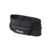 Silva Strive Loop - Sac de hanche Strive Loop est la nouvelle ceinture de course légère de Silva avec un rangement optimal pour le téléphone, les clés, le coupe-vent et les snacks. Utilise la poche de hanche pour les courses courtes ou en complément de ton gilet de course. La ceinture possède plusieurs poches avec ou sans fermeture éclair, est disponible en différentes tailles et est très légère. La ceinture comprend une poche zippée où vous pouvez ranger votre téléphone ou vos clés, grâce au crochet à clés. Placez un coupe-vent dans la poche à tube située à l'arrière et accédez facilement à des gels, des barres ou une flasque souple dans les trois poches en filet. La ceinture de course comporte des détails réfléchissants et des fixations pour les bâtons de course.