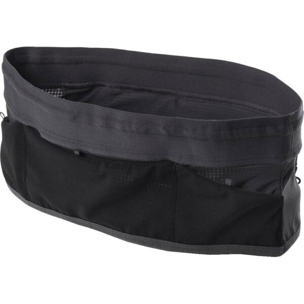 Silva Strive Loop - Sac de hanche Strive Loop est la nouvelle ceinture de course légère de Silva avec un rangement optimal pour le téléphone, les clés, le coupe-vent et les snacks. Utilise la poche de hanche pour les courses courtes ou en complément de ton gilet de course. La ceinture possède plusieurs poches avec ou sans fermeture éclair, est disponible en différentes tailles et est très légère. La ceinture comprend une poche zippée où vous pouvez ranger votre téléphone ou vos clés, grâce au crochet à clés. Placez un coupe-vent dans la poche à tube située à l'arrière et accédez facilement à des gels, des barres ou une flasque souple dans les trois poches en filet. La ceinture de course comporte des détails réfléchissants et des fixations pour les bâtons de course.