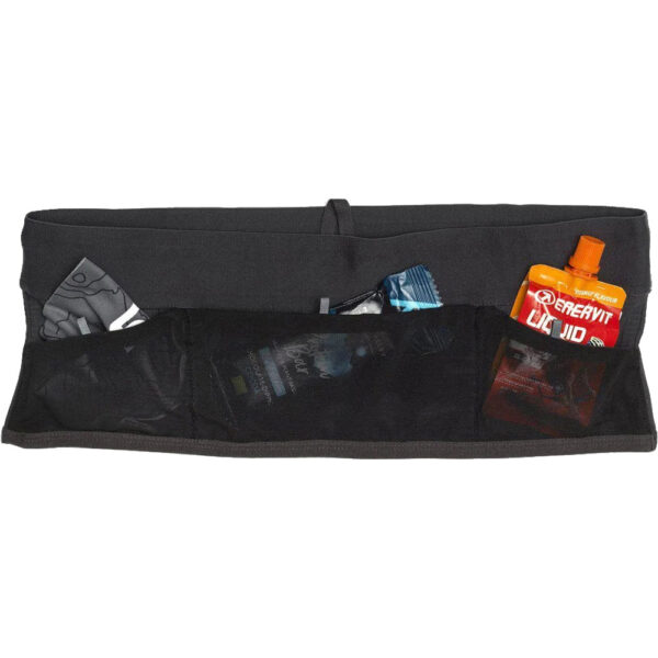 Silva Strive Loop - Sac de hanche Strive Loop est la nouvelle ceinture de course légère de Silva avec un rangement optimal pour le téléphone, les clés, le coupe-vent et les snacks. Utilise la poche de hanche pour les courses courtes ou en complément de ton gilet de course. La ceinture possède plusieurs poches avec ou sans fermeture éclair, est disponible en différentes tailles et est très légère. La ceinture comprend une poche zippée où vous pouvez ranger votre téléphone ou vos clés, grâce au crochet à clés. Placez un coupe-vent dans la poche à tube située à l'arrière et accédez facilement à des gels, des barres ou une flasque souple dans les trois poches en filet. La ceinture de course comporte des détails réfléchissants et des fixations pour les bâtons de course.