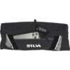 Silva Strive Loop - Sac de hanche Strive Loop est la nouvelle ceinture de course légère de Silva avec un rangement optimal pour le téléphone, les clés, le coupe-vent et les snacks. Utilise la poche de hanche pour les courses courtes ou en complément de ton gilet de course. La ceinture possède plusieurs poches avec ou sans fermeture éclair, est disponible en différentes tailles et est très légère. La ceinture comprend une poche zippée où vous pouvez ranger votre téléphone ou vos clés, grâce au crochet à clés. Placez un coupe-vent dans la poche à tube située à l'arrière et accédez facilement à des gels, des barres ou une flasque souple dans les trois poches en filet. La ceinture de course comporte des détails réfléchissants et des fixations pour les bâtons de course.