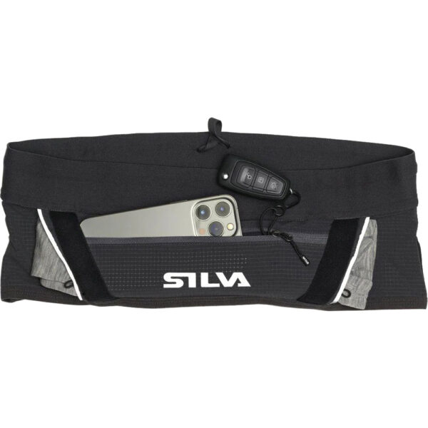 Silva Strive Loop - Sac de hanche Strive Loop est la nouvelle ceinture de course légère de Silva avec un rangement optimal pour le téléphone, les clés, le coupe-vent et les snacks. Utilise la poche de hanche pour les courses courtes ou en complément de ton gilet de course. La ceinture possède plusieurs poches avec ou sans fermeture éclair, est disponible en différentes tailles et est très légère. La ceinture comprend une poche zippée où vous pouvez ranger votre téléphone ou vos clés, grâce au crochet à clés. Placez un coupe-vent dans la poche à tube située à l'arrière et accédez facilement à des gels, des barres ou une flasque souple dans les trois poches en filet. La ceinture de course comporte des détails réfléchissants et des fixations pour les bâtons de course.
