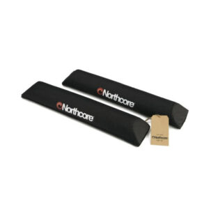 Conçus pour protéger les équipements sportifs transportés sur les barres de toit, ces coussins sont spécialement conçus pour s'adapter aux barres de toit aérodynamiques des véhicules. Fabriqués en polyester 600D résistant avec une doublure imperméable, ils se fixent à l'aide d'un velcro très solide. LES DÉTAILS : Tissu très résistant Doublure imperméable Nettoyage à l'eau Rembourrage doux Fermeture velcro solide Environ 48 x 9 cm Deux coussins par set