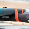 Conçus pour protéger les équipements sportifs transportés sur les barres de toit, ces coussins sont spécialement conçus pour s'adapter aux barres de toit aérodynamiques des véhicules. Fabriqués en polyester 600D résistant avec une doublure imperméable, ils se fixent à l'aide d'un velcro très solide. LES DÉTAILS : Tissu très résistant Doublure imperméable Nettoyage à l'eau Rembourrage doux Fermeture velcro solide Environ 48 x 9 cm Deux coussins par set