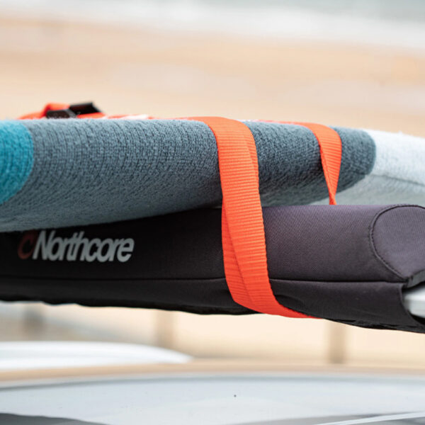Conçus pour protéger les équipements sportifs transportés sur les barres de toit, ces coussins sont spécialement conçus pour s'adapter aux barres de toit aérodynamiques des véhicules. Fabriqués en polyester 600D résistant avec une doublure imperméable, ils se fixent à l'aide d'un velcro très solide. LES DÉTAILS : Tissu très résistant Doublure imperméable Nettoyage à l'eau Rembourrage doux Fermeture velcro solide Environ 48 x 9 cm Deux coussins par set