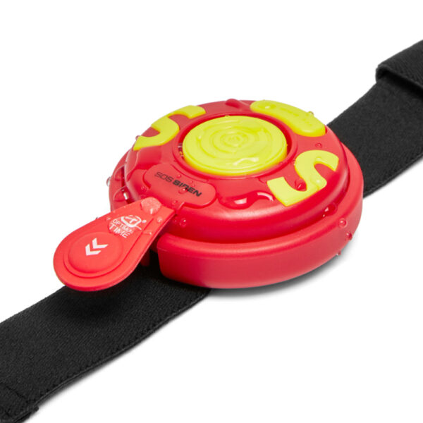 Pour le Kitesurf, la Wing, le windsurf a l'anse vata, homme à la mer... La nouvelle alarme de sécurité innovante est un compagnon essentiel pour la sécurité personnelle. La sirène SOS est une alarme portable et résistante à l'eau, pour vous mettre à l'aise lorsque vous êtes sur l'eau. Son design lumineux, sa grande tirette et sa sangle réglable garantissent qu'il est facile à utiliser sous la pression d'une urgence, lorsque vous n'avez peut-être pas le souffle nécessaire pour siffler.
