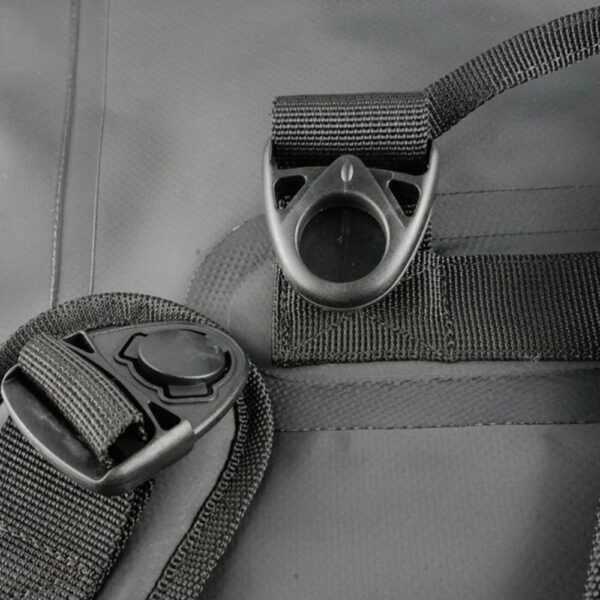 Il s'agit de la version sac à dos du sac sec haute performance de la gamme d'accessoires essentiels de Northcore.LES DÉTAILS :Une capacité de stockage substantielle de 20 litres, suffisante pour ranger tout votre équipement humide.Hauteur approximative 60cm x 38cm de largeurFabriqué en PVC robuste, ce produit est le plus résistant et le plus durable des sacs secs disponibles sur le marché.Coutures internes thermosoudées pour une étanchéité à 100%.Bretelles et poignées rembourrées pour un maximum...