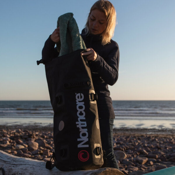 A Nouméa, sac étanche ! Il s'agit de la version sac à dos du sac sec haute performance de la gamme d'accessoires essentiels de Northcore.LES DÉTAILS :Une capacité de stockage substantielle de 20 litres, suffisante pour ranger tout votre équipement humide.Hauteur approximative 60cm x 38cm de largeurFabriqué en PVC robuste, ce produit est le plus résistant et le plus durable des sacs secs disponibles sur le marché.Coutures internes thermosoudées pour une étanchéité à 100%.Bretelles et poignées rembourrées pour un maximum...