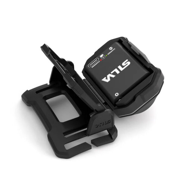 Silva Discover Hybrid - Lampe frontale La Silva Discover Hybrid est une lampe frontale robuste avec une puissance de 500 lumens et un bandeau confortable et large. Sa conception est étanche à la poussière et à l'eau selon la norme IP65. Elle peut être alimentée aussi bien par la batterie rechargeable Silva Hybrid que par des piles AAA (vendues séparément) grâce au pack hybride fourni.